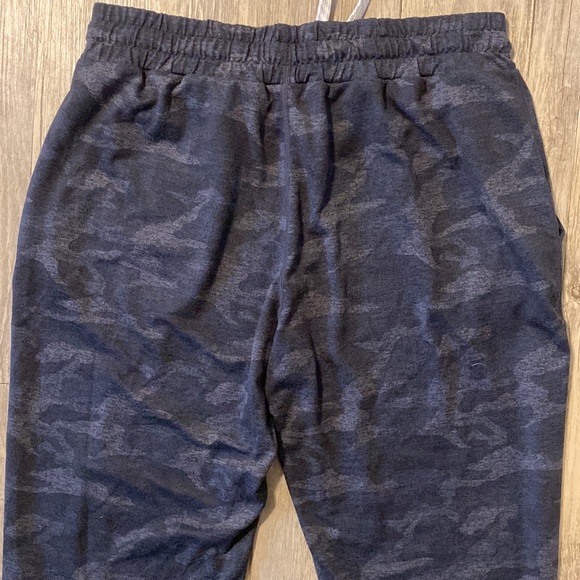 Vuori Performance Jogger Women's DreamKnit Black Camo Size Small - Picture 11 of 13
